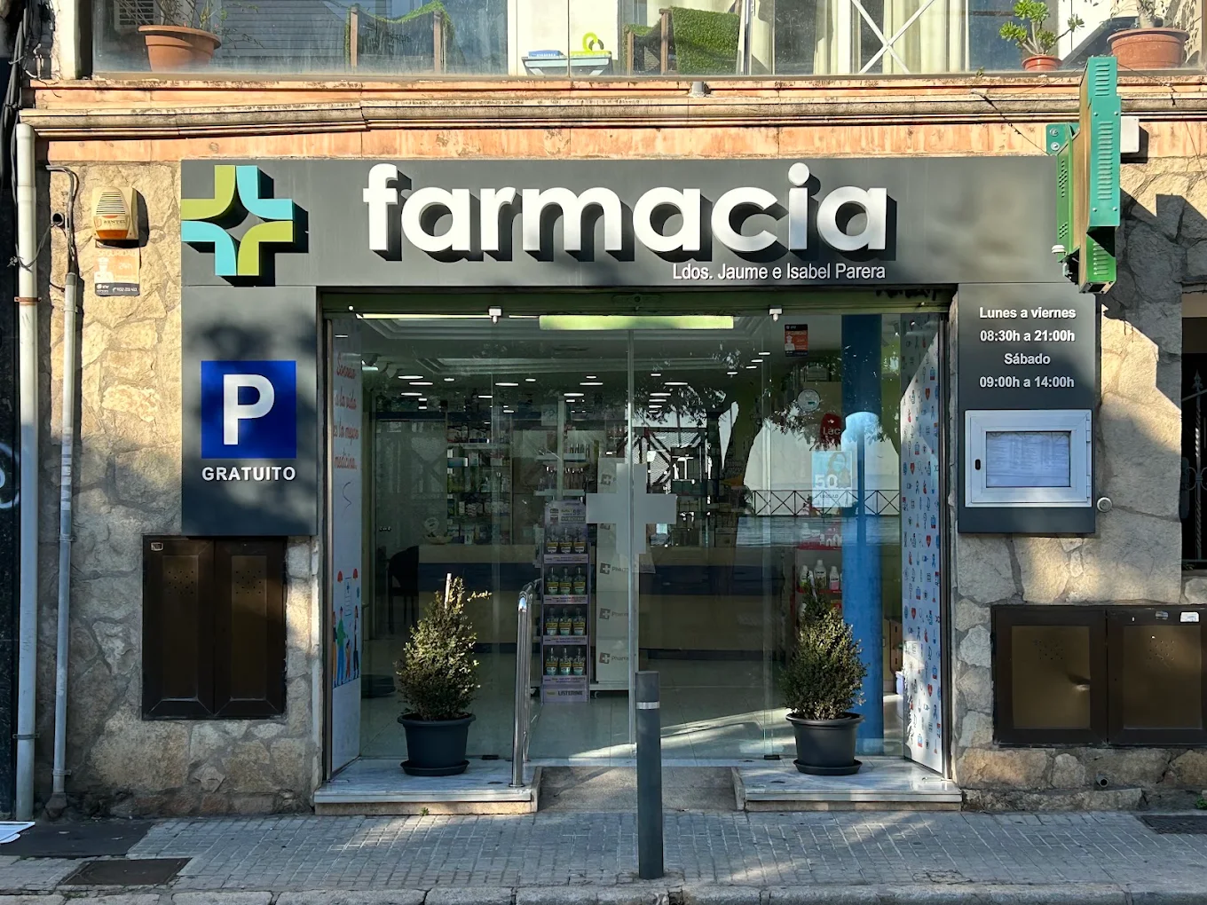 Fachada de Farmacia Parera con entrada al parking